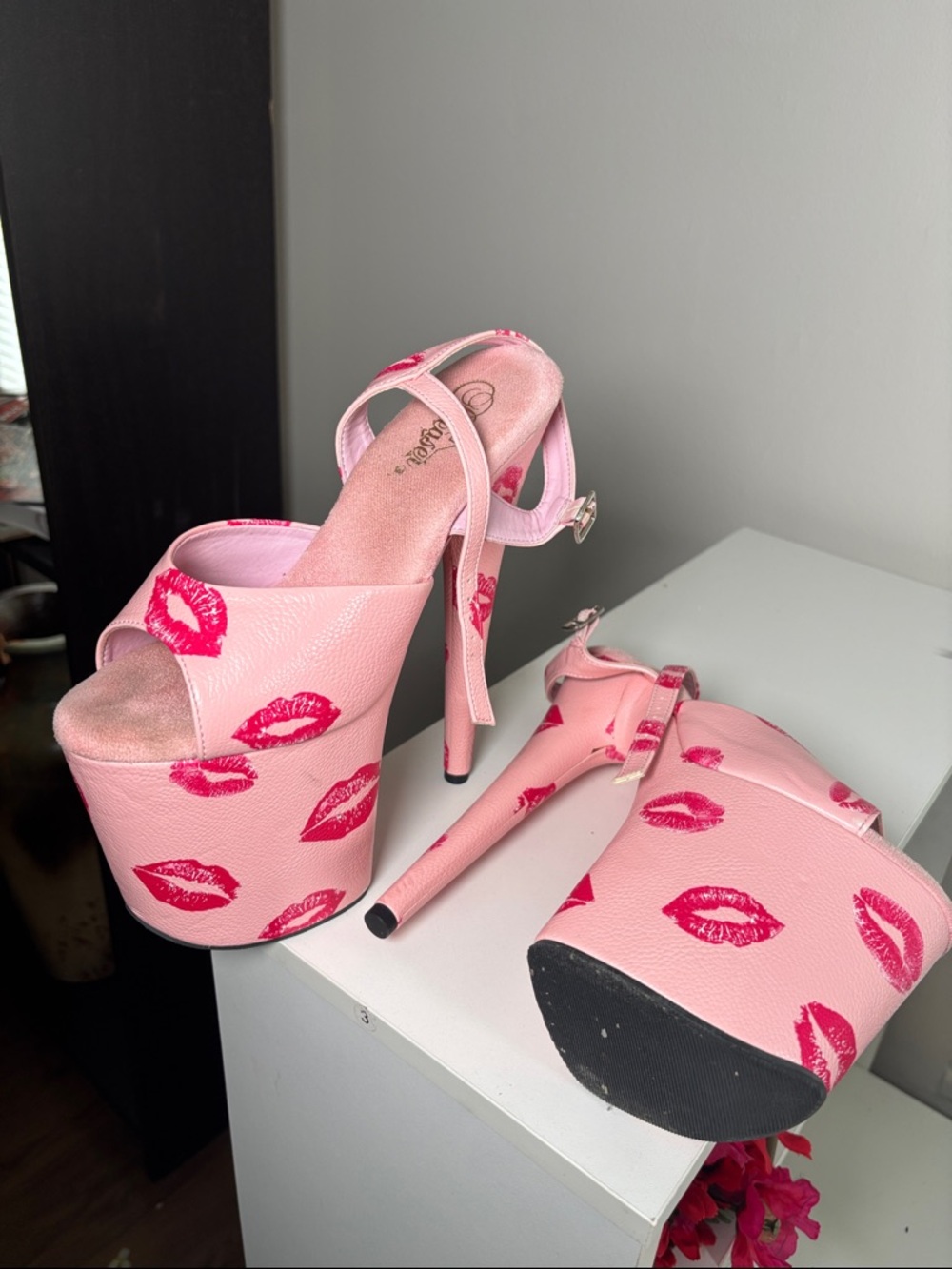 Pleaser Pink Platform Slingback Heels with Red Kiss Print - Picture 5 of 6